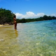 Luli contemplando la belleza del mar caribeño