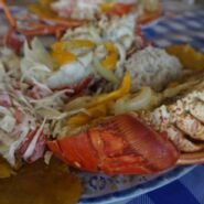 Platazo de langosta con arroz de coco, ensalada y patacones