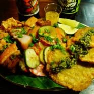 Chicharrones, patacones, curtido de vegetales...amor puro