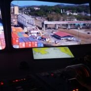 Luli jugando a capitan de barco de contenedores