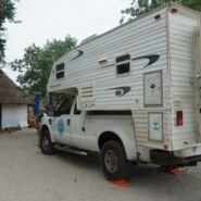 El camper solo, sin otros viajeros motores que lo acompañen.