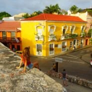 Luli viendo si podemos volar el drone por ahí