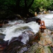 Luli estrenando bikini aunque por las lluvias el agua estaba un poco turbia...mejor no perder el blanco de la tela