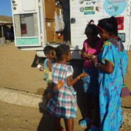 Niños preguntando sobre nuestro camper y pidiendo dulces.