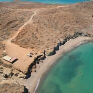 Otra foto aérea, se ve bien la unión de desierto y mar caribe